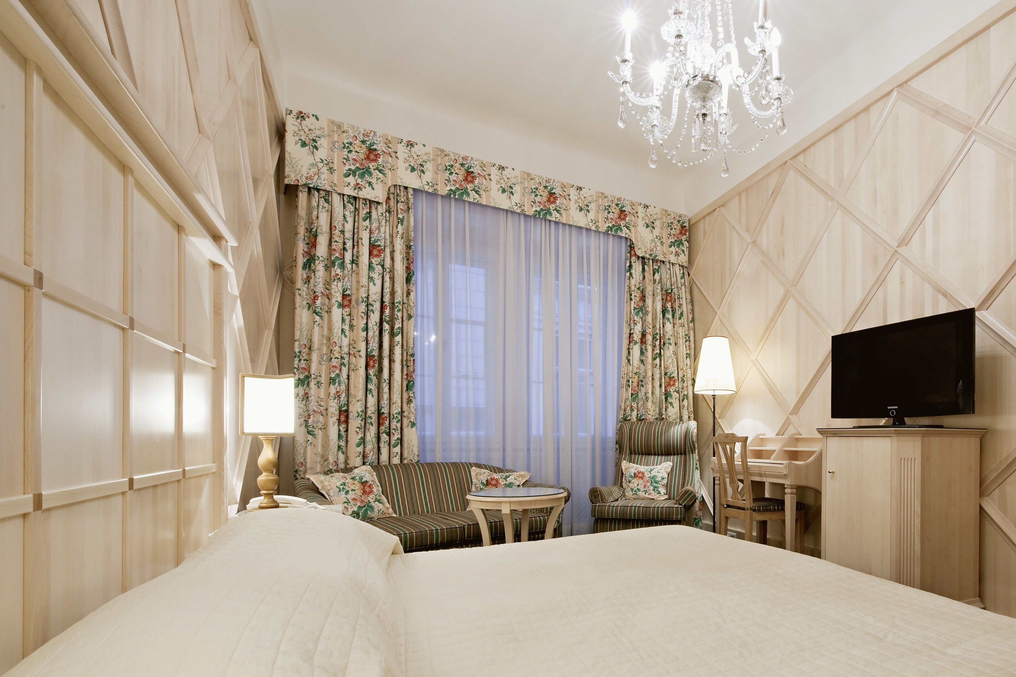 double room | minibar, in-room safe, individually decorated, individually furnished