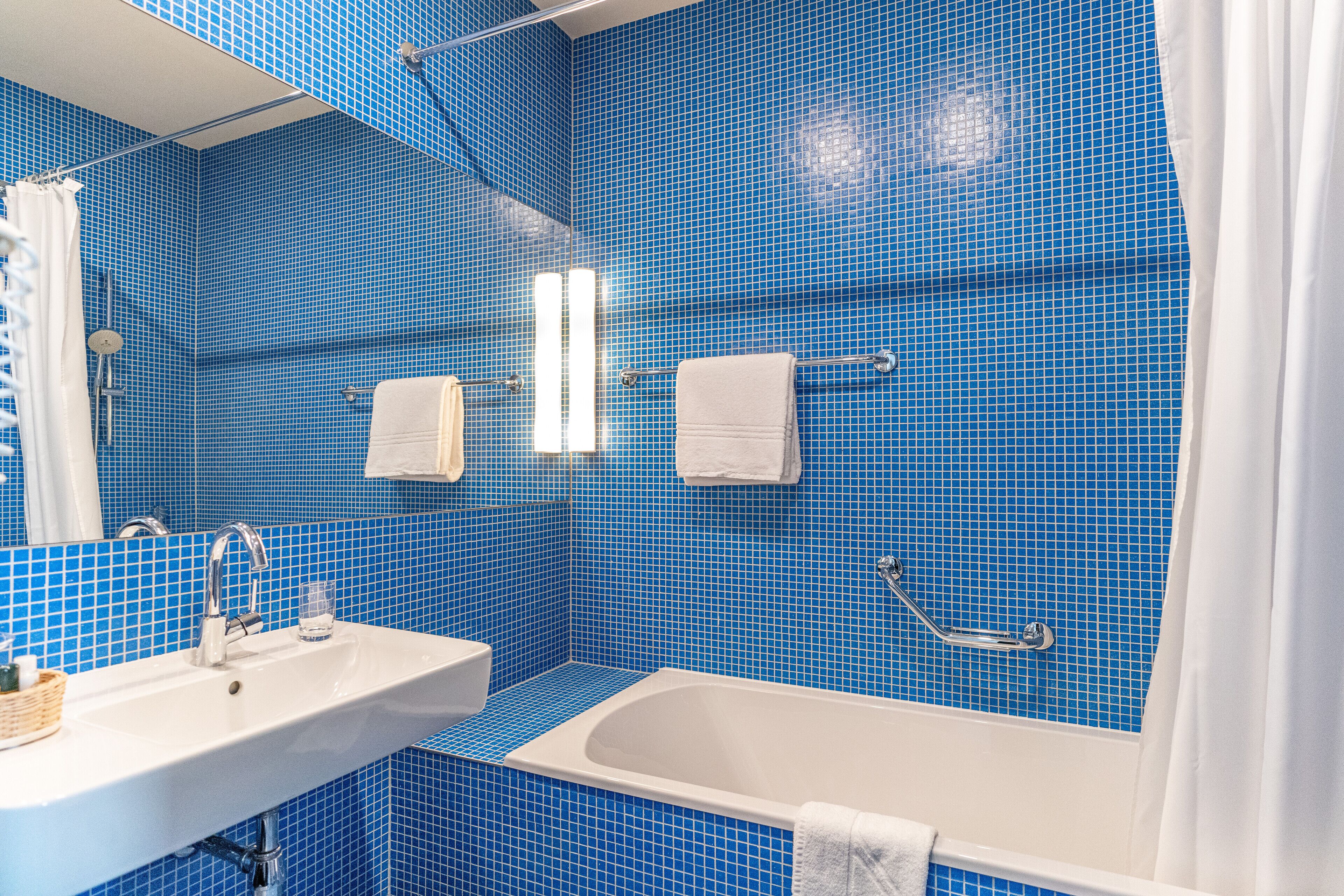 standard single room, 1 single bed, bathtub | bathroom | free toiletries, hair dryer, slippers, towels