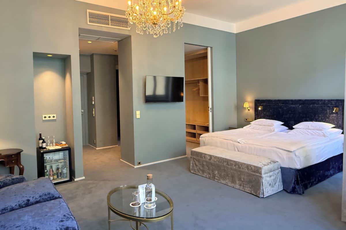 Junior Suite | Minibar, in-room safe, individually decorated, individually furnished
