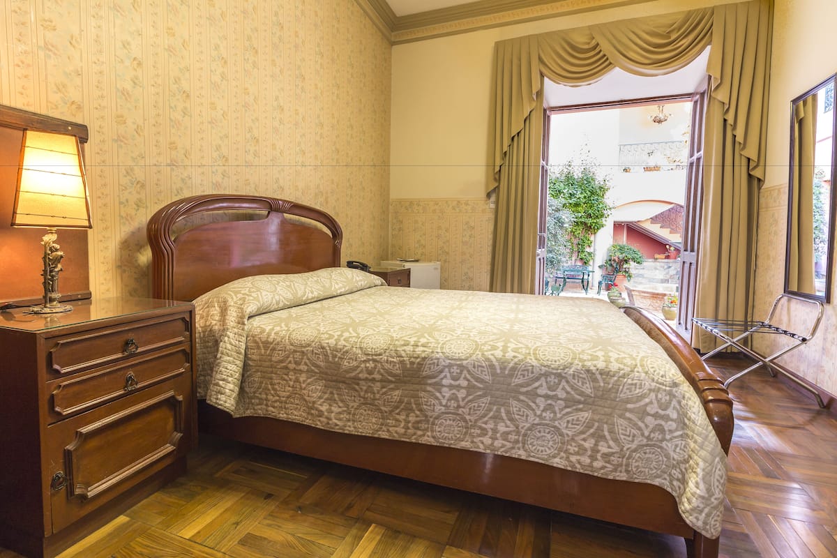Coffres-forts dans les chambres, décoration personnalisée, bureau