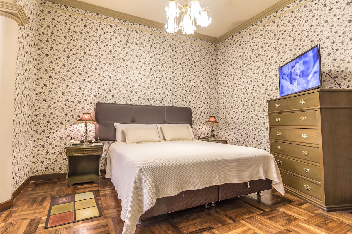 Suite Présidentielle, 1 grand lit, réfrigérateur, vue cour intérieure