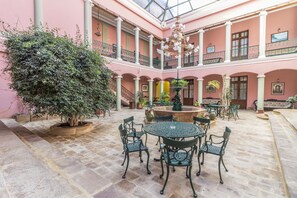 Caja de seguridad en la habitación y decoración personalizada