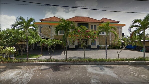 Vista frontal de la propiedad