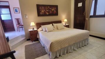 Executive Suite, 1 King Bed, Kitchen | Laptop workspace, blackout drapes, WiFi, bed sheets