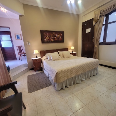 Suite ejecutiva, 1 cama de matrimonio grande, cocina | Espacio para trabajar con un portátil, cortinas opacas, wifi. Hotel Carmen