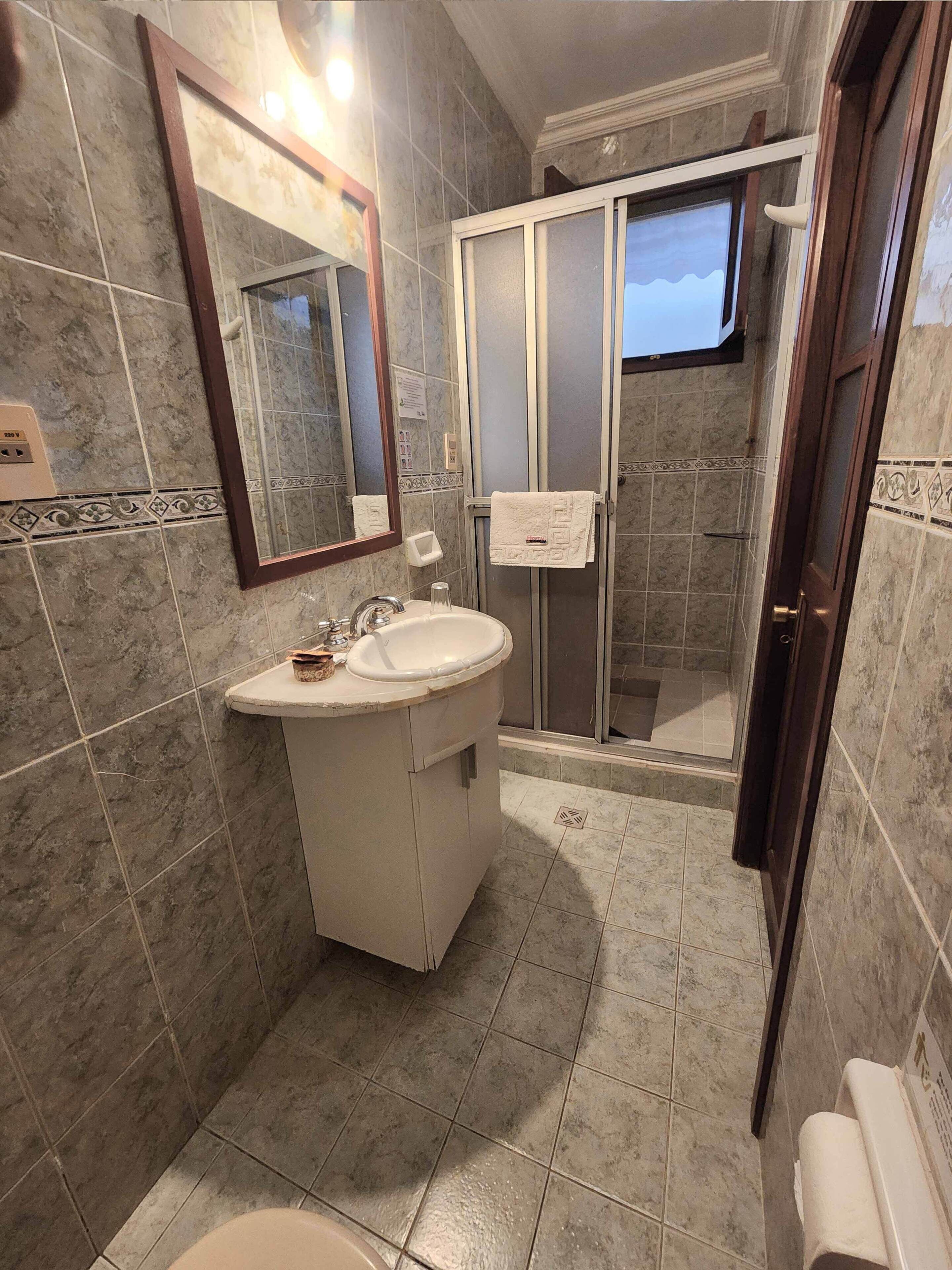 shower, rainfall showerhead, free toiletries, hair dryer