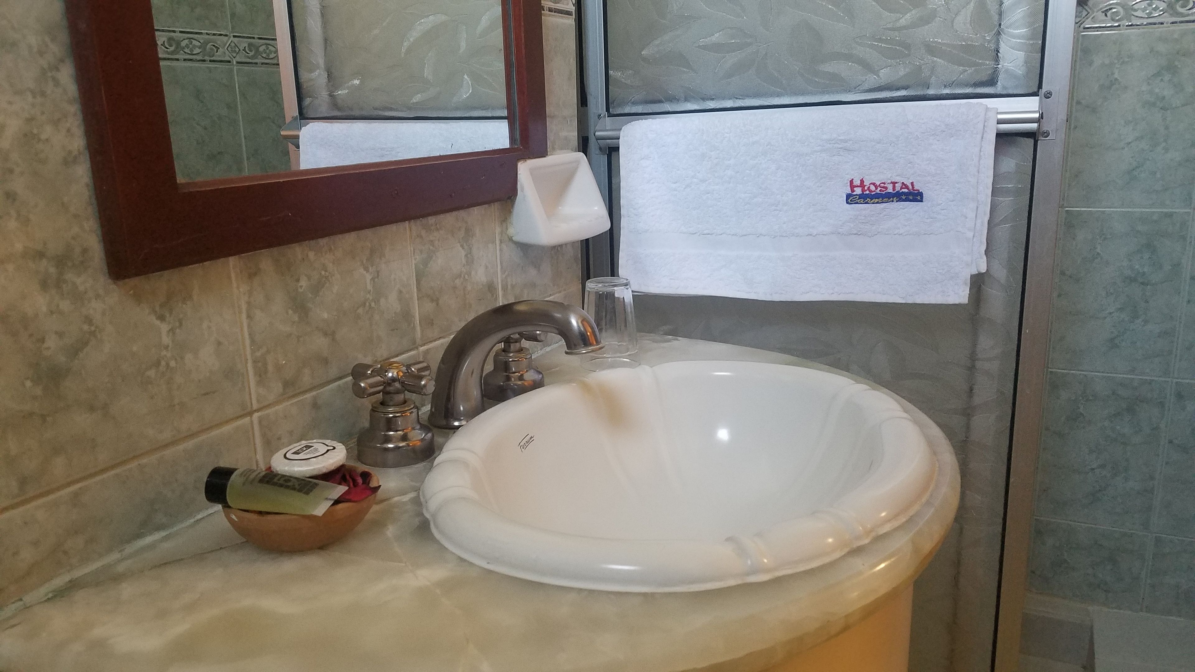 standard single room | bathroom | shower, rainfall showerhead, free toiletries, hair dryer