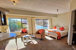 Standard Twin Room | Minibar, in-room safe, desk, laptop workspace