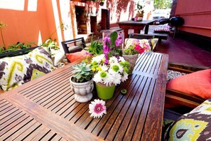 Outdoor dining - Harewood Lodge (East London)