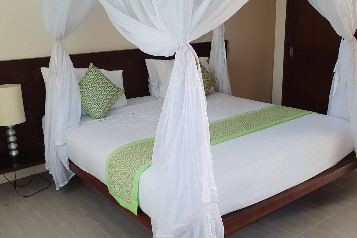 In-room safe, desk, iron/ironing board, rollaway beds