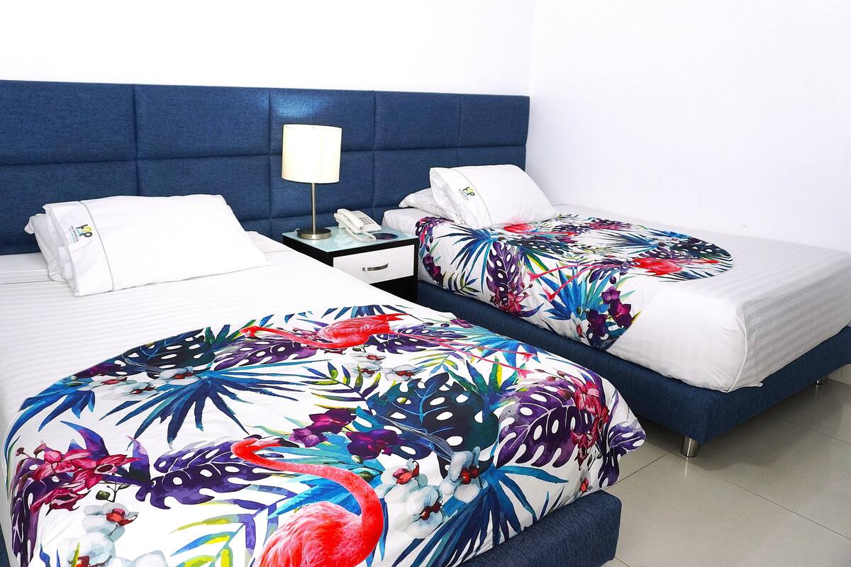 Standard Double Room, 2 Katil Bujang (Single) | Bar mini, peti besi dalam bilik, meja, Wi-fi percuma