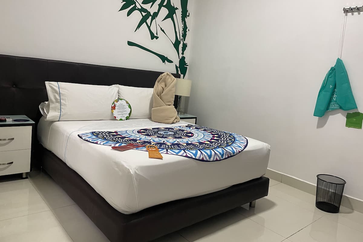Standard Double Room | Bar mini, peti besi dalam bilik, meja, Wi-fi percuma