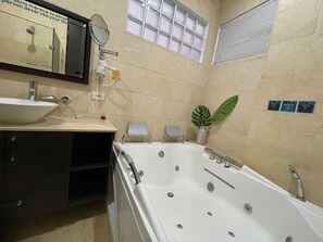 Junior Studio Suite | Bathroom