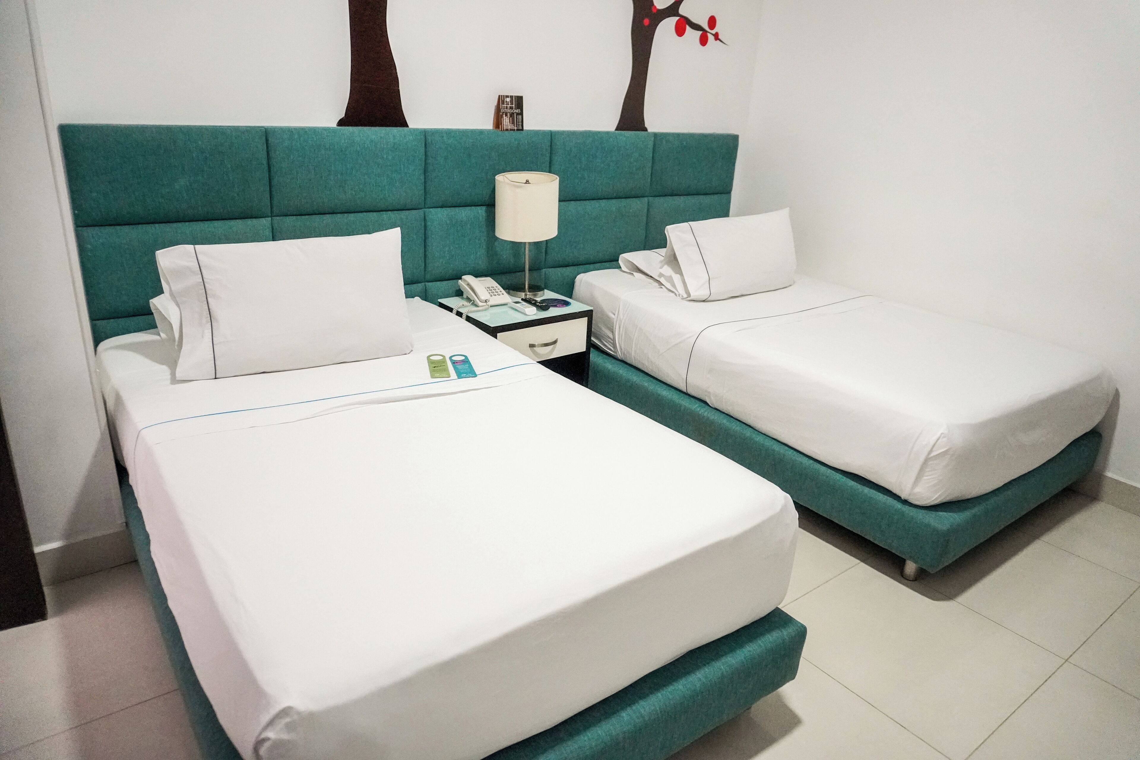Standard-Doppelzimmer, 2 Einzelbetten | Minibar, Zimmersafe, Schreibtisch, kostenloses WLAN