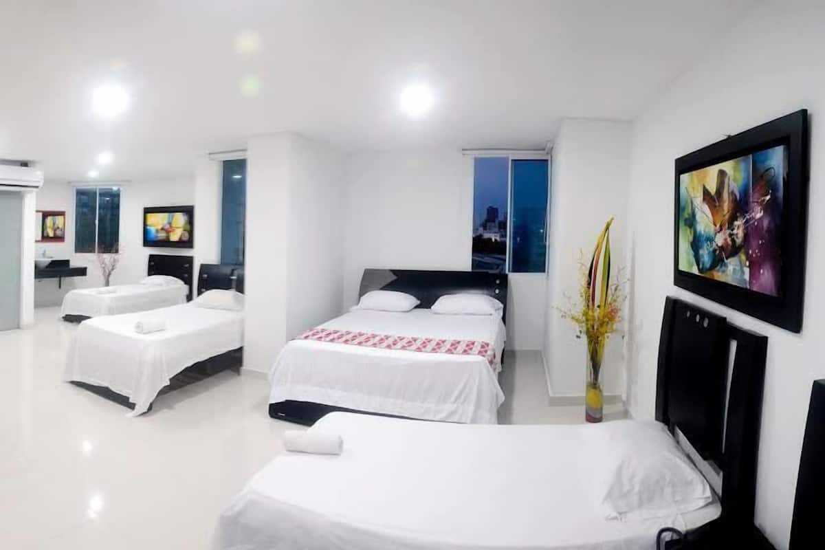 Minibar, caja de seguridad en la habitación y escritorio