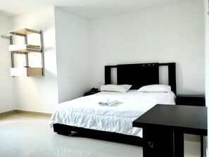 Minibar, caja de seguridad en la habitación y escritorio 