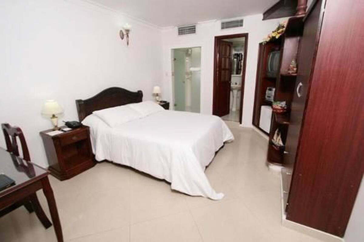 Habitación doble de uso individual, 1 cama matrimonial, baño privado | Minibar, caja de seguridad en la habitación y escritorio