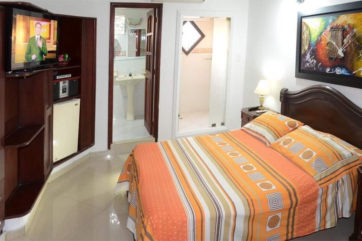 Minibar, caja de seguridad en la habitación y escritorio