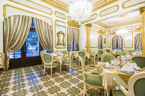 供应早餐、午餐和晚餐，本地与国际菜