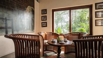 Dortoir Partagé, salle de bains commune | Salle de séjour | Télévision