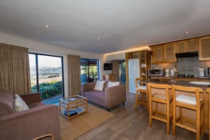 Standard-Apartment (The Pool Apartment ) | Wohnbereich | Fernseher, Kamin