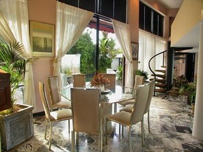 The Main House | Essbereich im Zimmer
