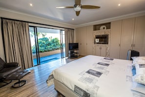 In-room safe, blackout curtains, iron/ironing board, rollaway beds - Constantia Vista (Cape Town)