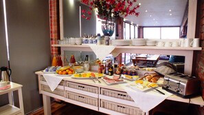 Se ofrece un desayuno bufé (100 ZAR por persona)