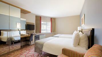 Double Room with Two Double Beds | Una cassaforte in camera, una scrivania, tende oscuranti