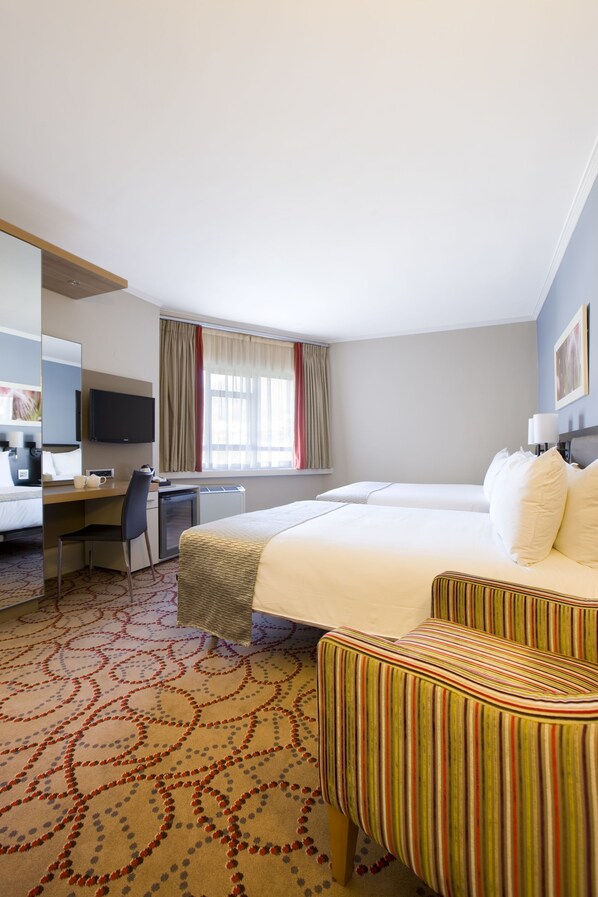 Double Room with Two Double Beds | 1 habitación, caja de seguridad en la habitación y escritorio 