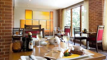 Aperto a colazione, pranzo e cena, cucina internazionale