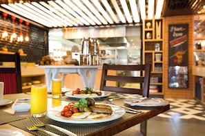 供应早餐、午餐和晚餐,国际美食