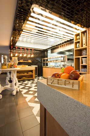 Serveert ontbijt, lunch, diner, internationale gerechten 