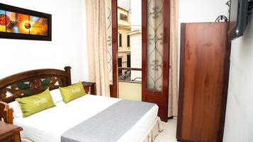 Hypo-allergenic bedding, desk, free WiFi, bed sheets
