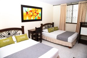 Habitación triple estándar | Ropa de cama hipoalergénica, escritorio, wifi gratis y ropa de cama