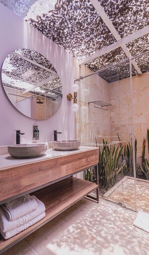 Habitación junior (Ejecutiva) | Baño | Ducha, artículos de higiene personal gratuitos y toallas