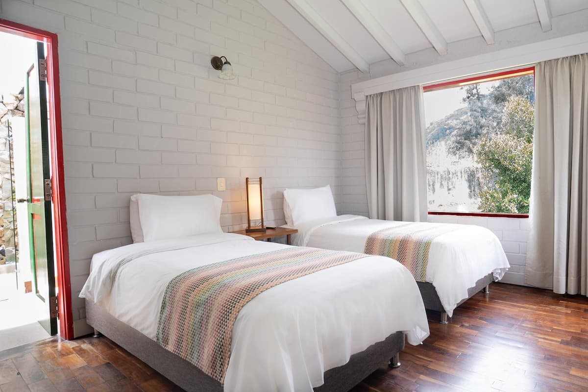 Soundproofing, free WiFi, bed sheets