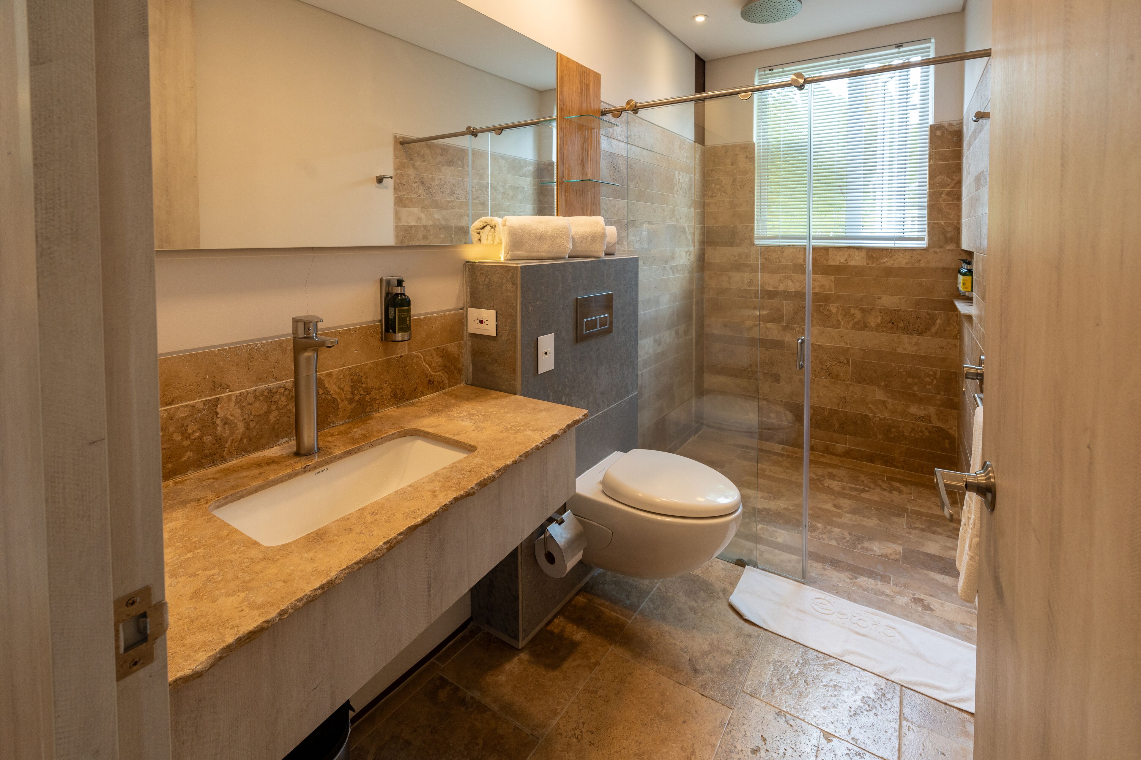 luxury room | soundproofing, free wifi, bed sheets