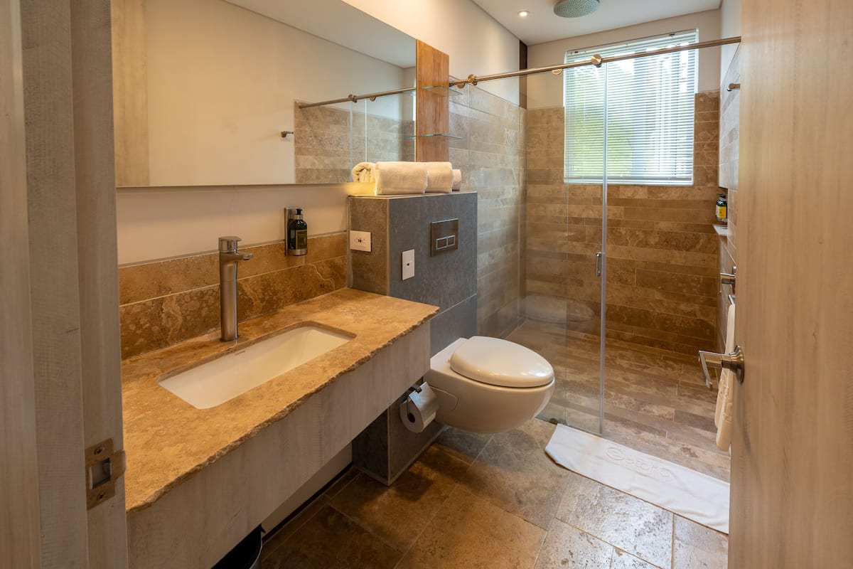 luxury room | soundproofing, free wifi, bed sheets