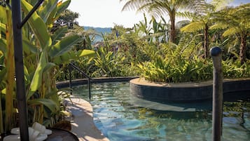 สระว่ายน้ำกลางแจ้ง