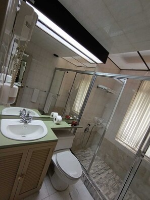 Superior Double Room | Bathroom | Shower, hair dryer, towels - Hotel California Pacho (Pacho)