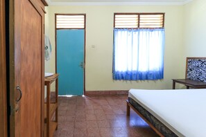 Habitación estándar | Escritorio y ropa de cama 