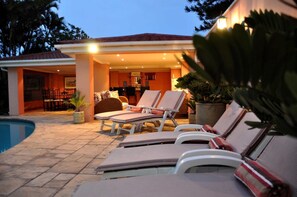 Outdoor pool, pool umbrellas, pool loungers - Kingston House B&B (Umhlanga)