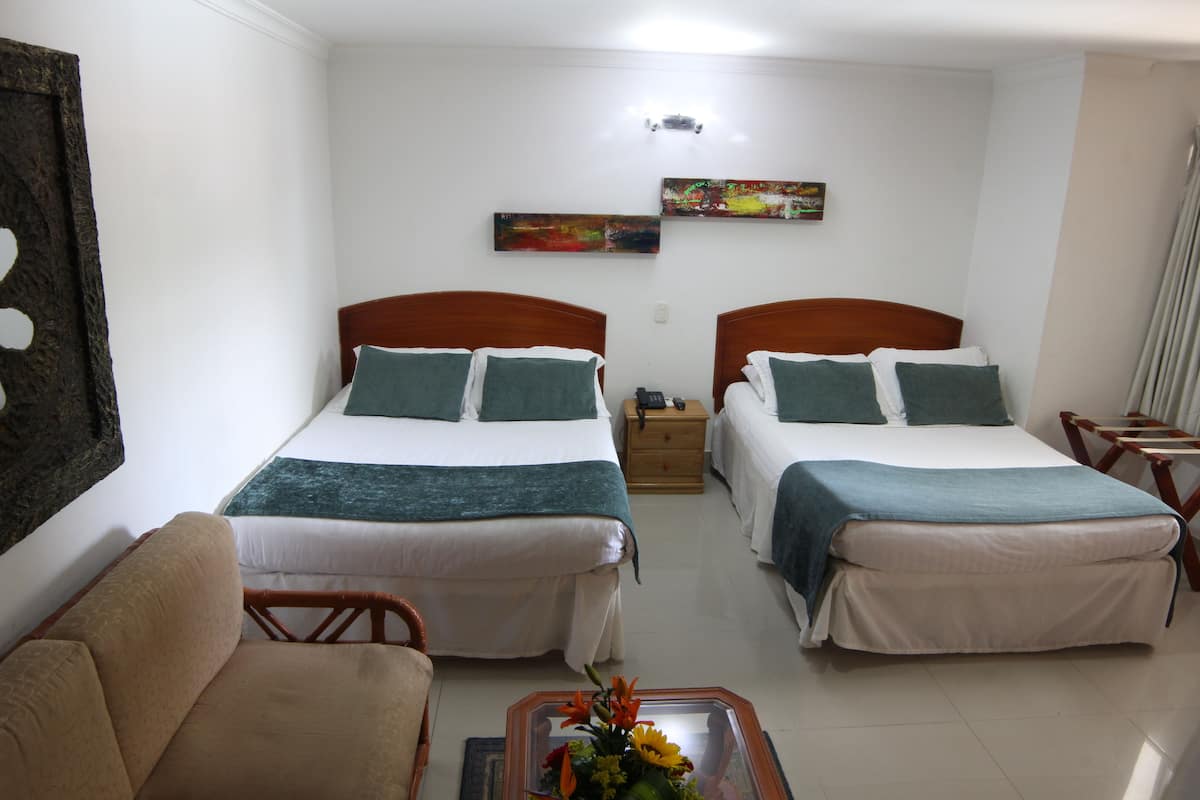 Quadruple Room, 2 Katil Kelamin (Double) | Bar mini, peti besi dalam bilik, seterika/papan seterika, Wi-fi percuma