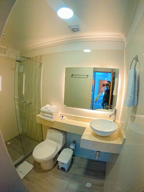تجهيزات دش، دُش غزير، مستلزمات مجانية للعناية الشخصية، مجففات شعر