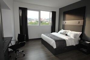 Minibar, desk, soundproofing, bed sheets - Hotel San Fernando Real (Cali)