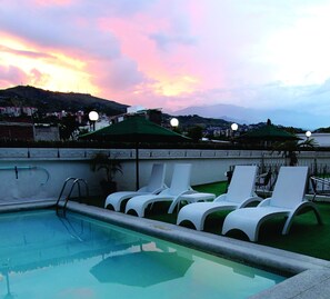 Una piscina al aire libre