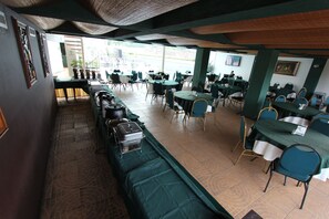 Desayuno (COP 15000 por persona)