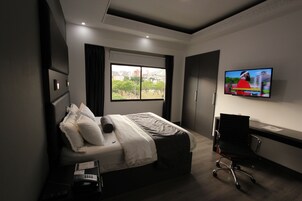 Minibar, escritorio, sistema de insonorización y ropa de cama 