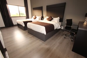 Minibar, escritorio, sistema de insonorización y ropa de cama 